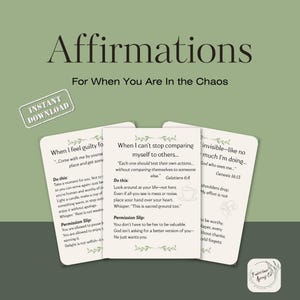 Può includere: Un set di carte di affermazione con il testo "Affirmations For When You Are In The Chaos". Le carte hanno un testo come "Quando mi sento in colpa per..." e "Quando non riesco a smettere di paragonarmi agli altri..." con uno sfondo verde.