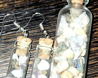 Conjunto de collar y pendientes con chips de cristal