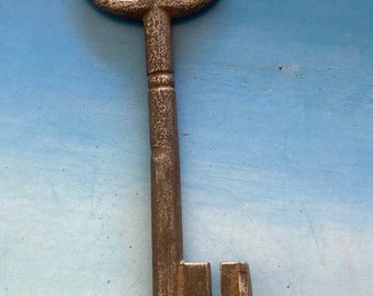 Vintage Skeleton Key w Unusual teeth