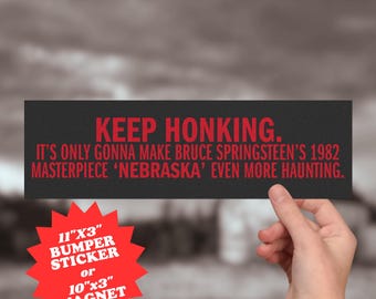 Pegatina para parachoques de Nebraska "Keep Honking" / Broma del álbum de Bruce Springsteen de 1982 / Calcomanía de indie rock para coche