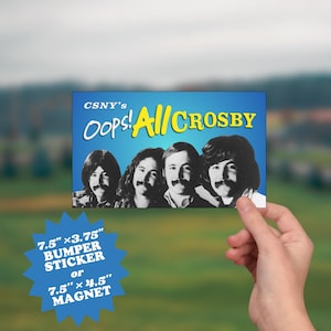 Könnte beinhalten: Rechteckiger Aufkleber oder Magnet mit blauem Hintergrund und dem Text "CSNY's Oops! All Crosby" sowie vier Gesichtern von Männern. Der Aufkleber misst 19.05 cm x 9.53 cm, oder der Magnet ist 19.05 cm x 11.43 cm.