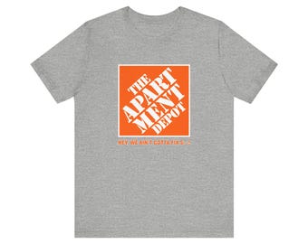 Camiseta de The Apartment Depot con el texto "Hey We Ain't Gotta Fix M---" / Camiseta con referencias cómicas
