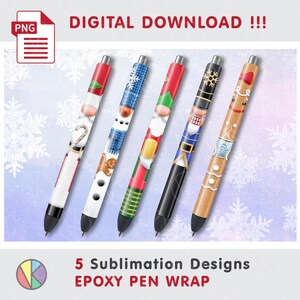 Op de afbeelding: Vijf pennen met kerstthema-ontwerpen, waaronder een peperkoekmannetje, een kabouter en een notenkraker. De pennen hebben zwarte inktpunten en zijn gelabeld met "5 Sublimation Designs EPOXY PEN WRAP" en "DIGITAL DOWNLOAD !!!".