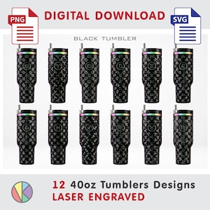 Può includere: Dodici bicchieri neri da 1,18 litri con disegni zodiacali incisi al laser. Ogni bicchiere presenta un diverso simbolo astrologico. I bicchieri hanno una finitura nera con bordo e manico color arcobaleno. Le parole "DIGITAL DOWNLOAD" e "BLACK TUMBLER" sono visibili.