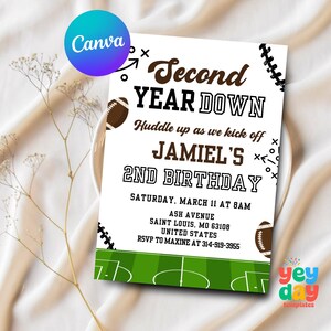 Puede incluir: Una tarjeta de invitación blanca con temática de fútbol americano. El texto dice "Second Year Down" y anuncia el segundo cumpleaños de Jamiel. Incluye un gráfico de campo de fútbol y la información de RSVP. El logotipo de Canva es visible.