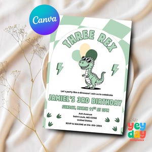 Op de afbeelding: Een lichtgroene en witte verjaardagsuitnodiging met de tekst "THREE REX" en een cartoon-dinosaurus met een zonnebril. De uitnodiging bevat feestdetails en de tekst "JAMIEL'S 3RD BIRTHDAY".