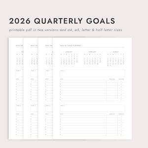 Könnte beinhalten: Ein Stapel weißer Papierbögen mit dem Text "2026 QUARTERLY GOALS" und "printable pdf in two versions and a4, a5, letter & half letter sizes". Die Bögen enthalten Kalender und Zielplanungsabschnitte.