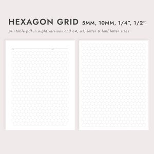 Puede incluir: Dos páginas PDF imprimibles blancas con un patrón de cuadrícula hexagonal. El texto en la parte superior dice "HEXAGON GRID 5MM, 10MM, 1/4", 1/2" pdf imprimible en ocho versiones y tamaños a4, a5, carta y media carta."