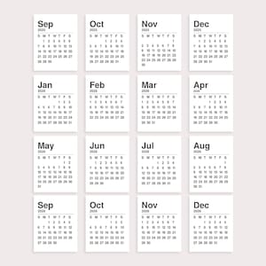 Peut inclure: Une grille de petits calendriers blancs pour les années 2025 et 2026. Chaque calendrier affiche un mois avec ses jours, commençant par septembre 2025 et se terminant par décembre 2026. Les calendriers sont sur un fond rose clair.
