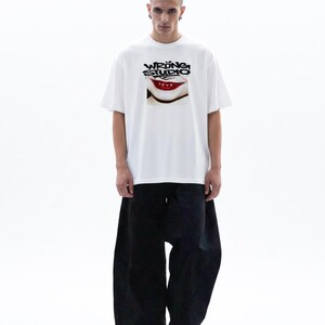 Camiseta LOVE de WRONG STUDIO