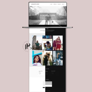 Op de afbeelding: Een laptop toont de website "SAMANTA LENS", met een zwart-wit foto van een stel. De homepage toont een raster van foto's, waaronder portretten en stellen, op een zwart-witte achtergrond.