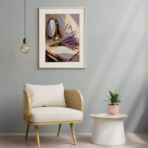 Espejo vintage con ramo, arte de pared, letras rústicas, decoración de mesa, lavanda, bodegón de lavanda, arte de espejo, acogedora escena de flores moradas imprimible digitalmente
