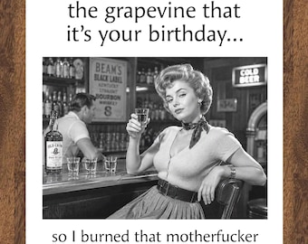 Puede incluir: Una tarjeta de felicitación con una escena de bar vintage en blanco y negro con una persona sosteniendo un vaso. El texto dice: I've heard through the grapevine that it's your birthday... so I burned that motherfucker TO THE GROUND.