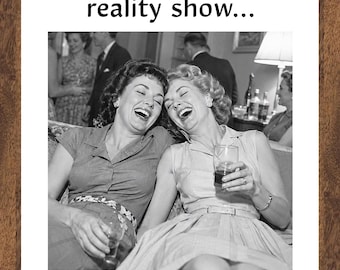 Könnte beinhalten: Ein schwarz-weiß Druck mit zwei lachenden Personen, die Gläser halten, eingerahmt von einer Holzmaserungs-Bordüre. Der Text lautet: We need our own reality show... you can't make this shit up. Die Szene zeigt ein geselliges Beisammensein.