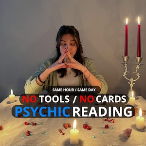 Puede incluir: Una mujer se sienta en una mesa con velas y cristales, meditando con las manos en posición de oración. El texto en la mesa dice "SAME HOUR / SAME DAY NO TOOLS / NO CARDS PSYCHIC READING".