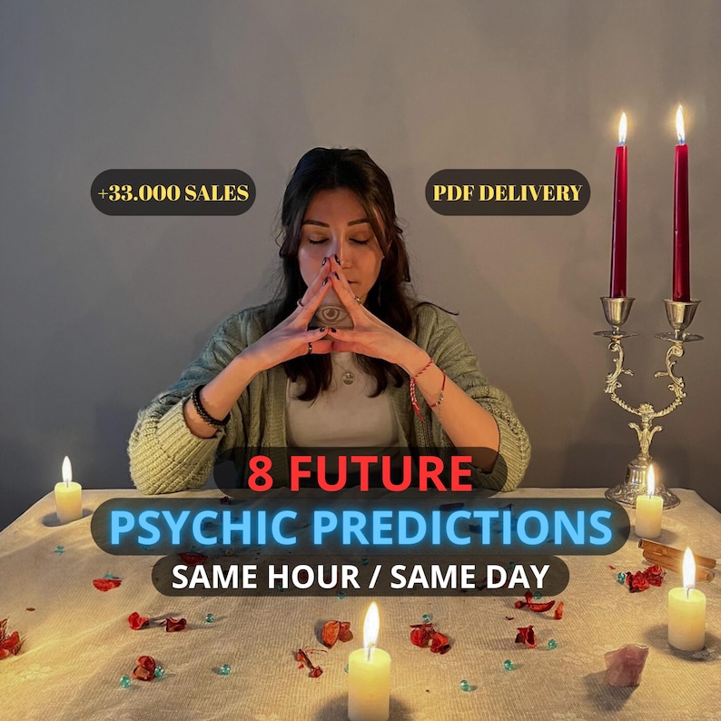 K&ouml;nnte beinhalten: Ein Bild mit einer Frau, die ihre H&auml;nde gefaltet hat, mit dem Text "8 Future Psychic Predictions, Same Hour/Same Day." Die Szene umfasst brennende Kerzen und dekorative Elemente auf einem Tisch.