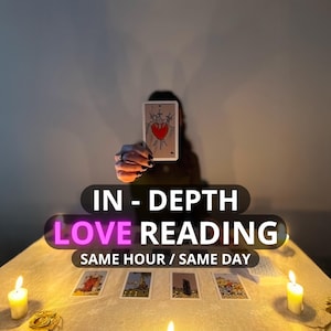 Può includere: Un'immagine di una lettura di tarocchi con il testo "IN-DEPTH LOVE READING" e "SAME HOUR / SAME DAY". La carta tenuta in mano mostra un cuore trafitto da tre spade. Diverse carte dei tarocchi sono disposte su un tavolo, con candele accese.