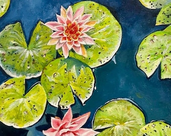 Op de afbeelding: Een olieverfschilderij toont een serene waterpartij met levendige groene waterlelies en delicate roze waterlelies. Het donkerblauwe water vormt een contrasterende achtergrond, die de bloemen en het gebladerte benadrukt.