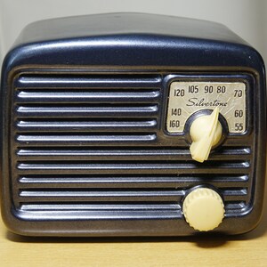 Silvertone Modelo 8003 "Metal Midget" (1949)