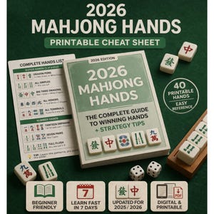 Op de afbeelding: Een groen en wit boek getiteld "2026 Mahjong Hands" met een afdrukbare cheat sheet. Het boek bevat strategietips en is beginnersvriendelijk. De afbeelding toont ook mahjongtegels en dobbelstenen.