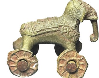 Antico giocattolo vintage indiano in ottone e metallo, con ruote a forma di elefante, per santuario e tempio indù