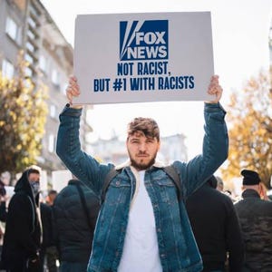 Fox News, no racista, pero número uno entre los racistas - Archivo Digital - Noticias falsas, anti-Fox, anti-Trump, propaganda republicana, carteles de protesta