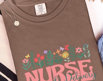 Camiseta de enfermera de parto con estampado floral, camiseta teñida en prenda de Comfort Colors