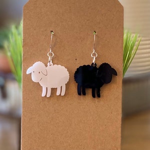 Boucles d'oreilles en acrylique mouton noir Baa Baa.  Découpe au laser.  Nom de la boutique : jillmccp