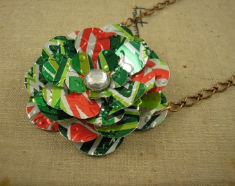 Arte con latas de refresco recicladas. Collar con una rosa verde. Collar llamativo reciclado. Mountain Dew