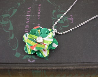 Dulce y rosa collar gargantilla. Reciclado Soda puede arte. Mountain Dew