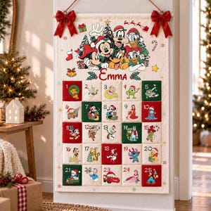 Peut inclure: Un calendrier de l'Avent mural en tissu illustré de personnages Disney, avec le prénom Emma inscrit en rouge. Il comporte vingt-cinq poches numérotées rouges et vertes, chacune ornée d'une illustration unique, surmonté de deux nœuds rouges.