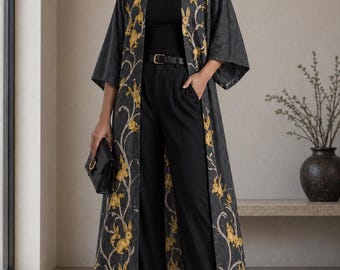 Kimono largo de seda color carbón con estampado de conejo dorado / Chaqueta tipo caftán con frente abierto y bolsillos laterales.