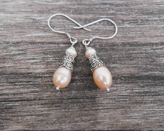 Belles boucles d'oreilles pendantes en argent sterling avec perle blanche / boucles d'oreilles pendantes en argent sterling, 4 cm de long / argent 925 / Bijoux faits à la main de Bali