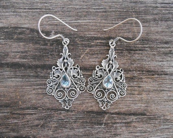 Boucles d'oreilles pendantes en argent sterling, topazes bleues et pierres précieuses, longueur 50 mm.