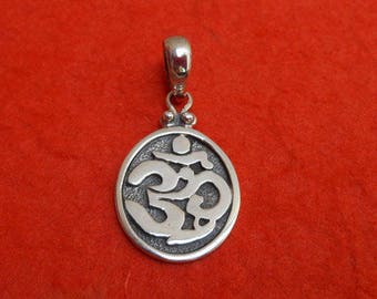 Winziger 925er Sterling Silber OM Mantra Charm Anhänger / Om Mantra Amulett spirituell, Silberanhänger, Sterling Silber Anhänger