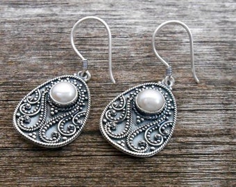 Superbes boucles d'oreilles pendantes en argent sterling avec perle blanche / perle d'eau douce / 1,50 pouce de long,