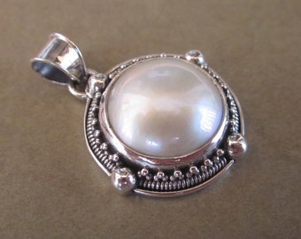 Sterling silver pendant with genuine white mabe pearl/ Birthstone gifts, silver pendant 2.8X2 cm. , Silver handmade Jewelry