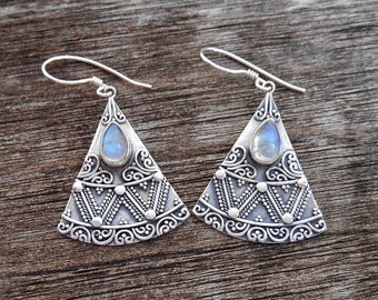 Boucles d’oreilles pendantes Silver Sterling faites à la main Triangle de pierres précieuses en pierre de lune, boucles d’oreilles pendantes en argent, 45 mm. long