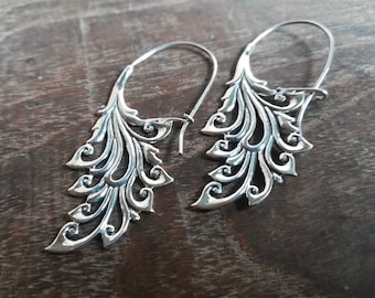 Boucles d'oreilles pendantes Flora en argent sterling avec motif balinais / Boucles d'oreilles pendantes en argent de 5 cm de long.