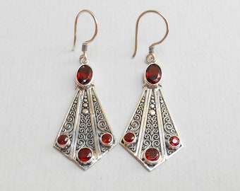 Boucles d'oreilles pendantes en argent sterling avec pierres précieuses de grenat, bijoux faits à la main de Bali, pierre de naissance, grenat, longueur 5 cm