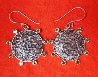 Art de granulation exceptionnel Boucles d'oreilles pendantes en argent avec huit pierres péridot, boucles d'oreilles pendantes en argent sterling avec pierres péridot longueur 47 mm.