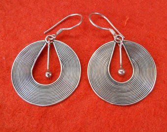 Élégantes boucles d'oreilles pendantes en argent sterling, style tribal faits main. Longueur : 40 mm.