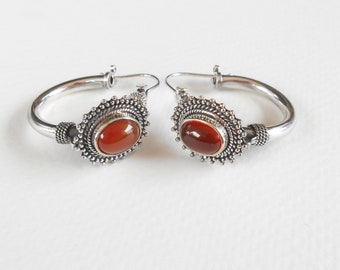 Boucles d'oreilles créoles en argent sterling de style vintage, cornaline rouge cabochon, longueur de la cornaline : 30 mm.