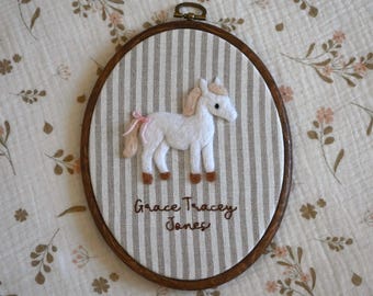 Nach Wunsch nadelgefilztes Pferd mit Namensbestickung. Handgemachte Kinderzimmer Dekoration, Geschenk zur Geburt