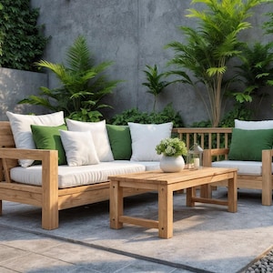 Könnte beinhalten: Gartenmöbel-Set aus Holz mit Sofa, Sessel und Couchtisch. Das Sofa und der Sessel haben weiße Kissen und grüne und weiße Zierkissen. Auf dem Couchtisch stehen eine Vase mit Blumen und eine Laterne.