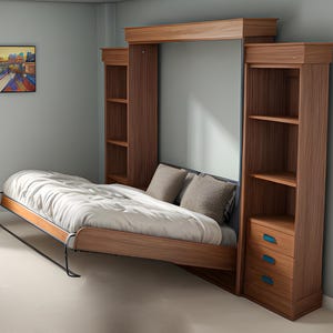 K&ouml;nnte beinhalten: Ein h&ouml;lzernes Wandbett mit integrierten B&uuml;cherregalen und Schubladen. Das Bett ist teilweise heruntergeklappt und zeigt eine wei&szlig;e Bettdecke und Kissen. Die umgebenden Schr&auml;nke sind in warmem Braun gehalten, mit blauen Schubladengriffen. Ein Gem&auml;lde h&auml;ngt an der Wand.