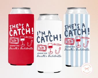 Enfriadores de latas personalizados "She's A Catch" para despedida de soltera, fundas para latas personalizadas de la costa de Maine, recuerdos de fiesta de sardinas de pescador, despedida de soltera en la playa