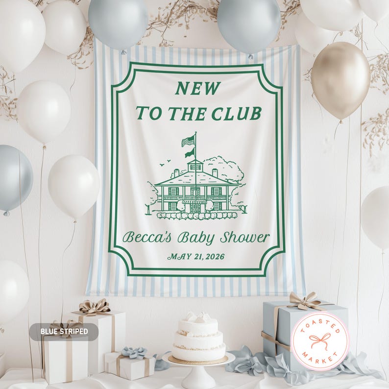 K&ouml;nnte beinhalten: Eine Babyparty-Kulisse mit dem Text "NEW TO THE CLUB" und "Becca's Baby Shower MAY 21, 2026". Die Kulisse ist wei&szlig; mit einem gr&uuml;nen Rand und blauen Streifen. Wei&szlig;e, silberne und goldene Luftballons sind im Hintergrund.