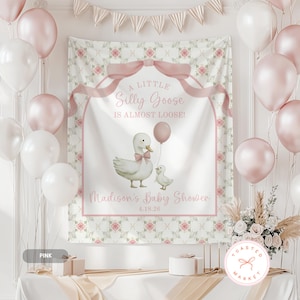 Pu&ograve; includere: Un banner per baby shower dal design stravagante. Lo striscione presenta una cornice rosa con il testo "A Little Silly Goose Is Almost Loose!" e "Madison's Baby Shower 4.18.26". Lo sfondo &egrave; decorato con un motivo floreale, palloncini e un'illustrazione di oca.