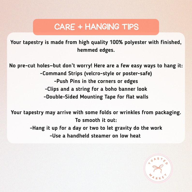 Puede incluir: Un gr&aacute;fico rectangular color melocot&oacute;n con el texto "CARE + HANGING TIPS" en la parte superior. Debajo, el texto describe c&oacute;mo cuidar y colgar un tapiz hecho de 100% poli&eacute;ster con bordes acabados y dobladillos. Incluye consejos para alisar las arrugas.